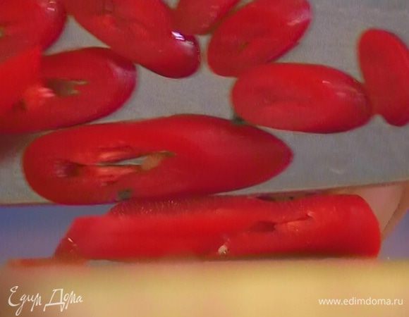 Перец чили нарезать тонкими колечками.