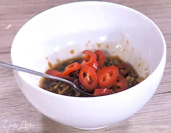 Приготовить заправку: имбирь соединить с перцем чили, сахаром, влить оставшийся соевый соус, сок лайма, оливковое масло Extra Virgin и все перемешать, так чтобы сахар растворился.