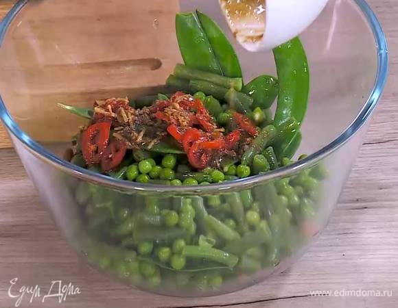 Отваренную фасоль соединить с горохом и фасолью, полить заправкой и перемешать.