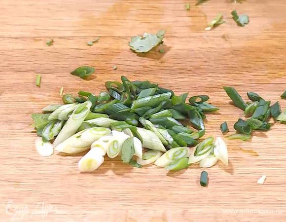 Кинзу и зеленый лук мелко порезать, добавить в салат и еще раз перемешать.