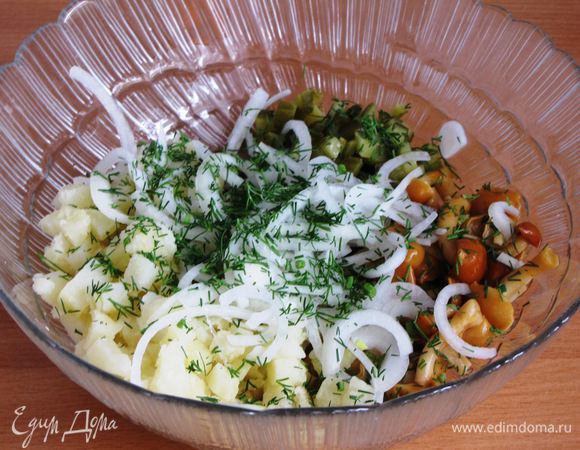 Маринад слить, лук добавить к овощам. Посолить и поперчить по вкусу, добавить мелкорубленную зелень укропа.