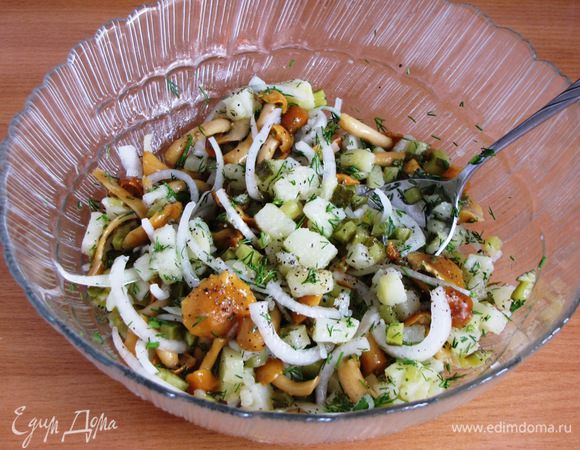 Заправить растительным маслом и перемешать. Салат готов!