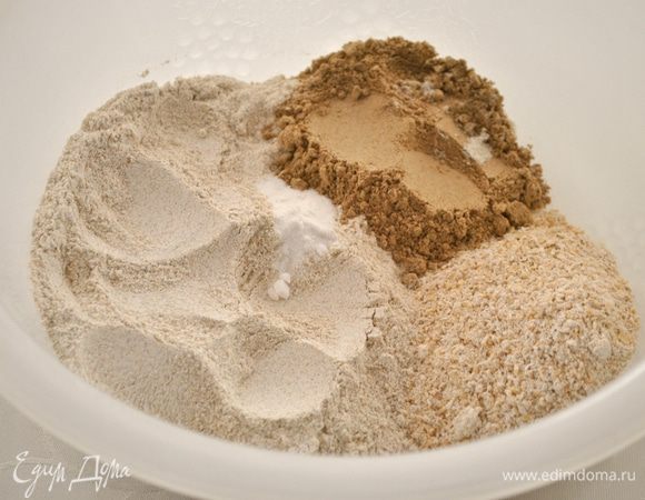 Перемалываем геркулес в кофемолке. Смешиваем: муку льняную, ржаную, геркулес, соду, соль.