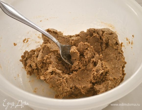 Добавляем воду. Тесто легко перемешивается ложкой. Затем добавляем масло и опять хорошо перемешиваем. Даем тесту отдохнуть 20 мин.