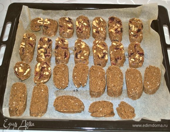 Через 20 мин. вынимаю из духовки. Даю остыть 10-15 мин. Затем под углом 45 градусов нарезаю на кусочки толщиной 1 см. Выкладываю на противень и запекаю с каждой стороны по 10 мин.