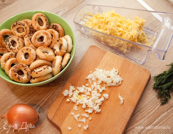 Сушки залить теплой кипяченной водой. Чем вода теплее, тем быстрее сушки впитывают воду и разбухают. Я оставляю на 10 минут. Тем временем натереть на крупной тёрке картофель, отжать лишнюю жидкость руками. Лук нарезать как можно мельче и обжарить на растительном масле до румяности. Укроп мелко нарезать.