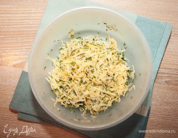 Смешиваем картофель, лук и укроп. Можно добавить немного измельченного чеснока. Посолить по вкусу.