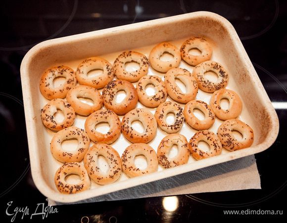 Форму для запекания смазать растительным маслом, разложить сушки.