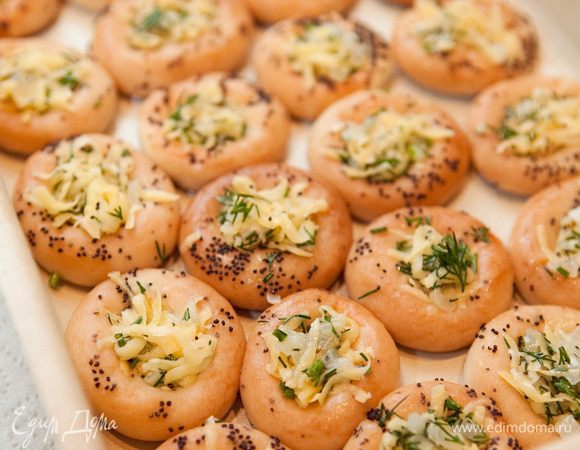 Заполнить каждую начинкой. Отправить в духовку на 15-20 минут при температуре 180°C. Как картошка подрумянится, можно вынимать.