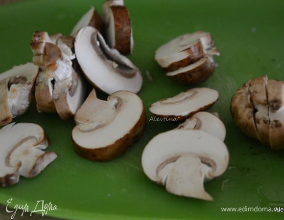 Грибы свежие шампиньоны помыть, крупные нарезать пластинками.