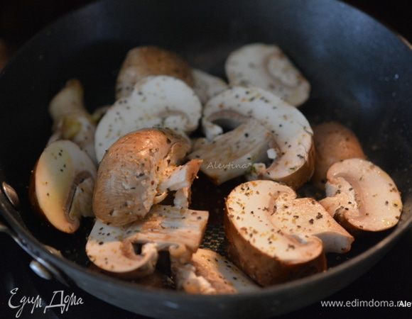 Обжарить грибы ,посолив и поперчив на растительном масле 5-7 минут.