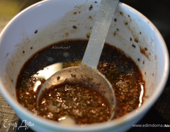 Приготовим бальзамическую заправку, хорошенько все перемешав.