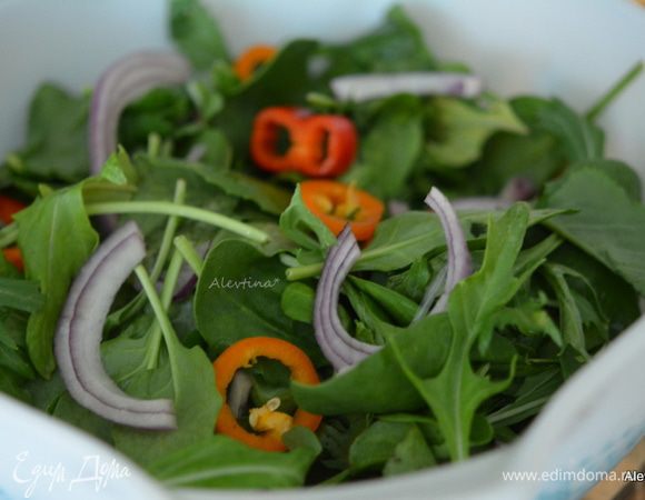 Лук красный нарезать тонко, сладкий перец нарезать соломкой или кольцами. Перемешать все с салатным миксом.
Куриные грудки нарезать соломкой.