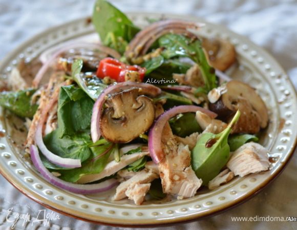 Разложить по тарелкам салатный микс с овощами, сверху куриные кусочки, грибы. Полить приготовленной домашней заправкой. Приятного аппетита.