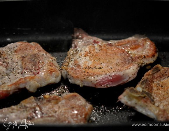 Разогреть сковороду с маслом. Выложить кусочки свинины, предварительно посолив и поперчив. Обжаривать с 2-х сторон.