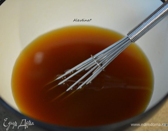 Смешать в емкости уксус, сахар, соевый соус, сок. 