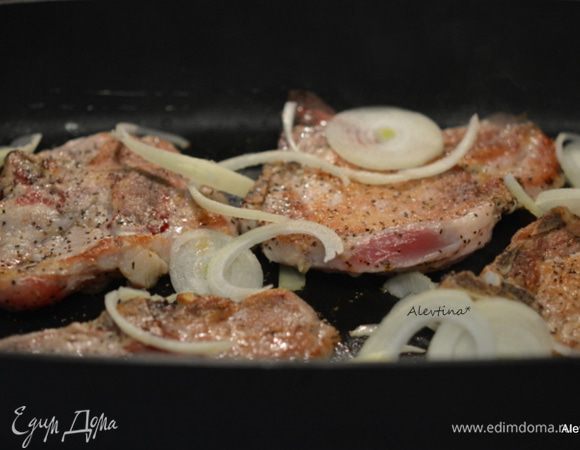 Лук очистить и нарезать кольцами. Добавить в сковороду. Налить приготовленную жидкую смесь. Закрыть крышкой и готовить на медленном огне до готовности свинины примерно 30 минут, один раз перевернув.