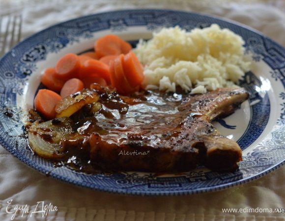 Смешать с холодной водой крахмал. Налить поверх свинины. Готовить  примерно 2 минуты или до густоты, наклоняя сковороду аккуратно. Подаем свинину с готовым гарниром, полив коричневым соусом. 