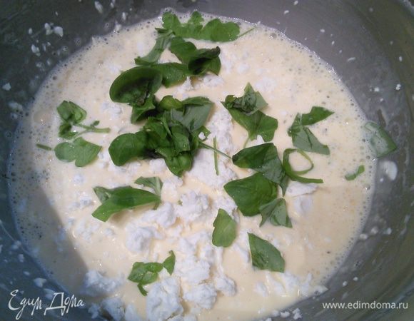 Фету или брынзу раскрошить и взбить в блендере вместе со сливочным сыром, сливками и яйцами до однородной консистенции. Добавить специи, можно добавить любую зелень по вкусу, поперчить и досолить. Помидоры помыть и порезать пополам. 
