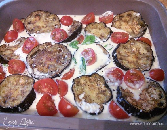 Форму для запекания смазать маслом. Разложить овощи и залить их яично-сливочной смесью. Запекать в заранее разогретой до 180°С духовке около 35-45 мин. Запеканка готова, когда полностью пропечена и покрывается  золотистой корочкой. 