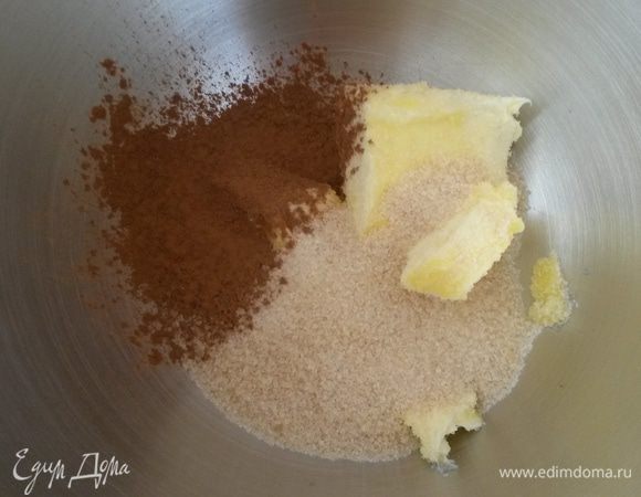 Сливочное масло комнатной температуры, сахар и корицу взбиваем до пышности 3 минуты. По одному добавляем яйца, каждый раз хорошо взбивая.