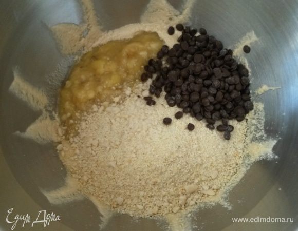 Перезревшие бананы разминаем вилкой. Орехи мелко рубим или измельчаем в блендере. Шоколад мелко рубим или используем шоколадные капли.
Добавляем банановое пюре, орехи и шоколад в тесто, перемешиваем до однородности.