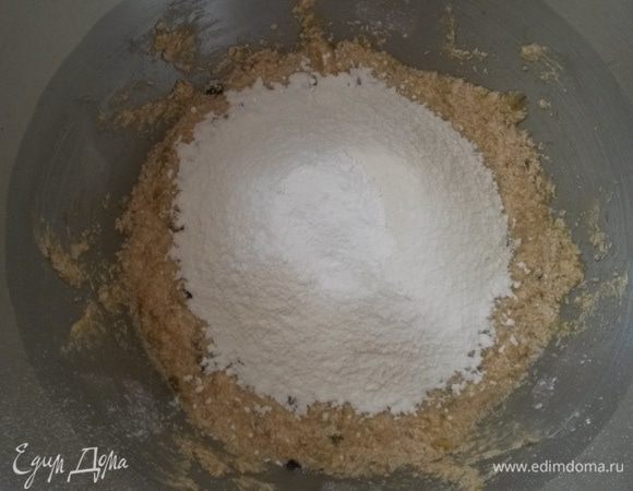 Просеиваем муку и разрыхлитель, перемешиваем до однородности.