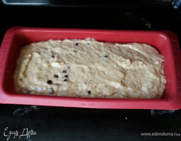 Выкладываем тесто в форму. Выпекаем 50-60 минут при температуре 180°C до сухой палочки.