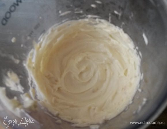 Для крема сливочное масло должно быть комнатной температуры. А бананы давим в пюре и немного подмораживаем в морозилке.
Масло взбиваем с сахарной пудрой до пышности. Добавляем творожный сыр и банановое пюре, взбиваем до однородности.
Наносим крем на остывший кекс. Убираем в холодильник на полчаса, чтобы крем схватился.
Приятного чаепития!