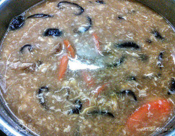 В яйцах сделать проколы и тонкой струйкой ввести в суп, при этом палочками или ножом сделать лёгкий водоворот, для того, чтобы получить яичные нити. 