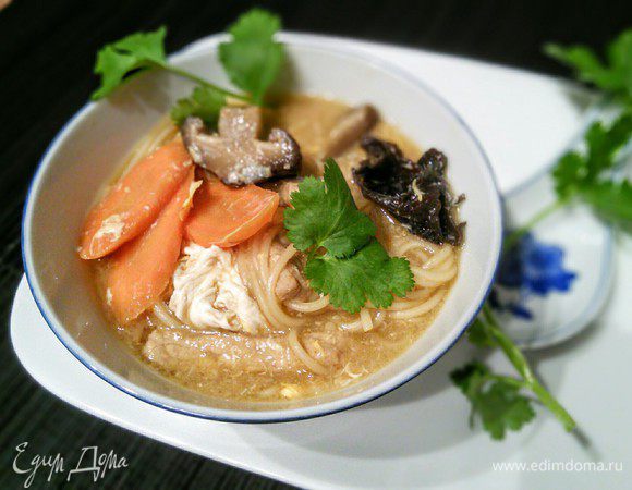 Подавать с кинзой. Странно, кинзу я не люблю, но именно в блюдах азиатской кухни считаю её обязательной и необходимой. Так же как обязательно использовать жареное кунжутное масло, оно имеет умопомрачительный аромат. 