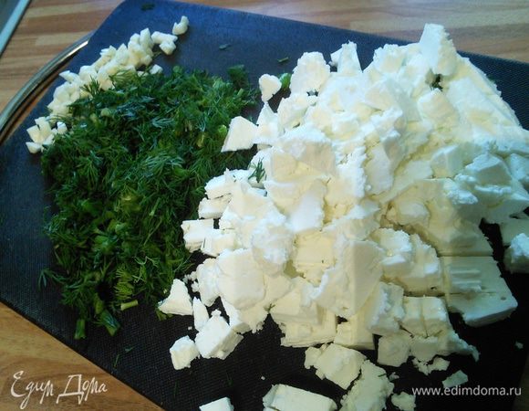 Чеснок очистить и мелко порубить. Зелень (у меня укроп) также мелко порезать. Фету порезать мелким кубиком.