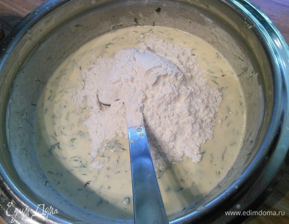 Mуку смешать с разрыхлителем и лопаточкой вмешать в яичную смесь. Добавить фету и аккуратно перемешать.