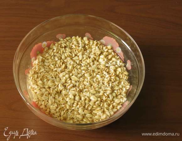 Заливаем хлопья водой и оставляем на 8 часов, закрыв посуду полотенцем.