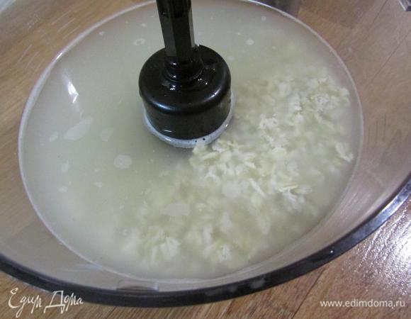 По истечение времени всю массу пробить в блендере до однородности.