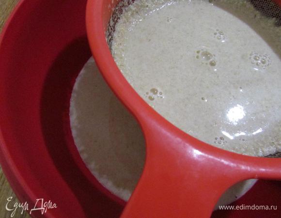 Откинуть на мелкое сито (я еще пропустила через два слоя марли).
