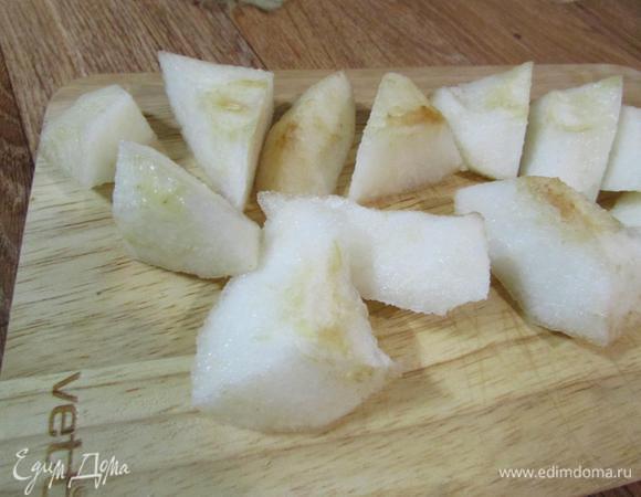 Можно готовить смузи. Грушу помыть, обсушить. Очистить от кожуры и семечек. Нарезать небольшими кусочками.