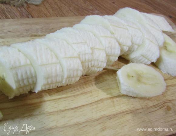 Банан помыть, обсушить и очистить от кожуры. Нарезать кусочками.