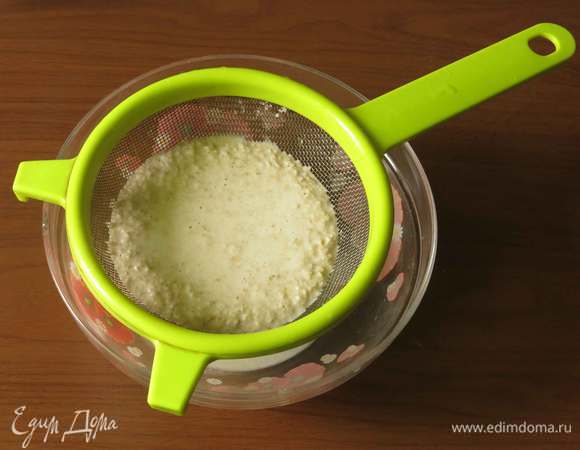 Пропускаем массу через сито.