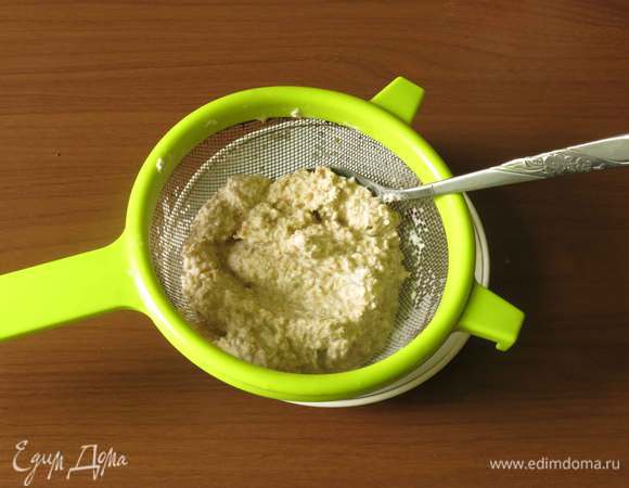 Отделяются хлопья — используем их для приготовления котлет, блинчиков или как косметическое средство.