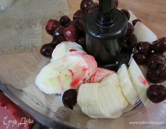 В чашу блендера выложить грушу, банан, добавить размороженную вишню и пробить до однородности (это можно сделать и с помощью погружного блендера).