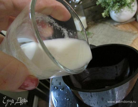 Затем влить овсяное молоко и пробить все вместе, примерно 30 секунд.