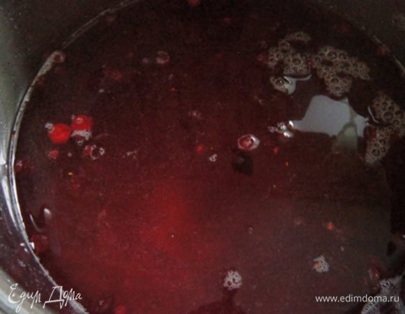 Жмых залить водой, добавить сахар и поставить варить. Проварить 5 минут и оставить настаиваться на 40-50 минут. Процедить. 