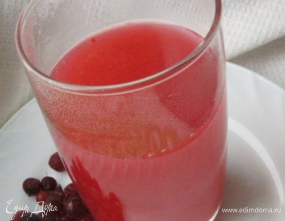 Смешать отвар и сок клюквы, попробовать на сладость. Поставить на плиту, довести до кипения. 
Пока отвар закипает, развести крахмал в холодной воде. У меня получился не слишком густой кисель. Если любите погуще, добавьте еще крахмал. В кипящий отвар тонкой струйкой влить крахмал, постоянно помешивая. Кипятить пару минут и убрать с огня. 
 
Пить можно и теплым и холодным, кто как любит.
А чтобы на поверхности киселя не образовалась плёночка, посыпьте готовый кисель сахаром.