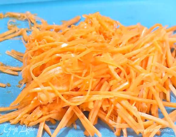 Тыкву почистить и натереть на крупной терке.