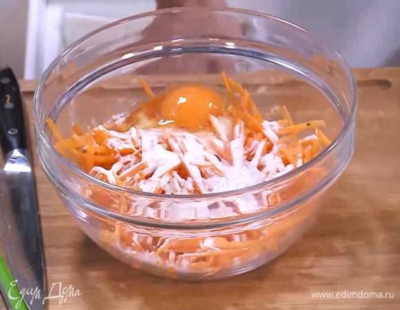 Приготовить тесто для драников: к натертой тыкве добавить муку, яйцо, посолить и перемешать.