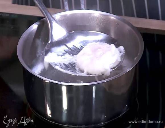 Приготовить яйцо пашот: в небольшой кастрюле вскипятить воду, влить уксус, сделать венчиком воронку и влить одно яйцо. Варить до готовности. Так же приготовить второе яйцо.