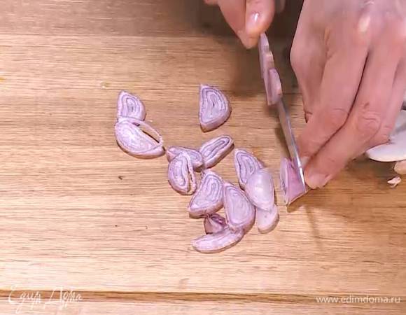 Шалот и чеснок почистить и порезать.