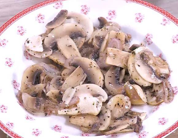 Разогреть в сковороде 1 ст. ложку оливкового масла, выложить грибы с луком и чесноком, посолить, поперчить, посыпать прованскими травами и обжарить до готовности, а затем переложить на тарелку.