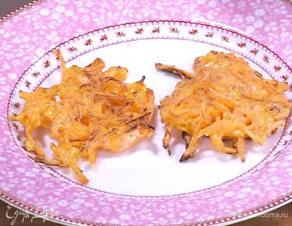 В сковороду, где жарились грибы, влить оставшееся оливковое масло и пожарить тыквенные драники.